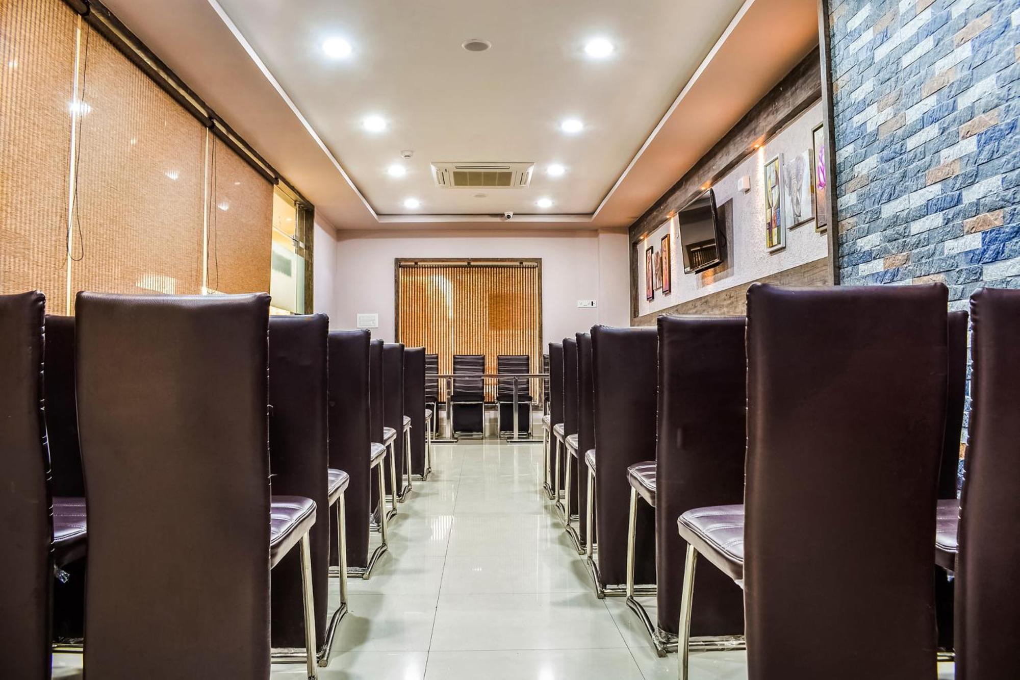 Capital O Jai Adisson Hotel Cuttack Buitenkant foto